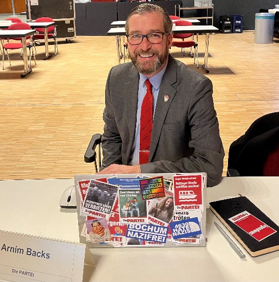 Ein Bild, das Kleidung, Person, Text, Mobiliar enthält.

KI-generierte Inhalte können fehlerhaft sein.